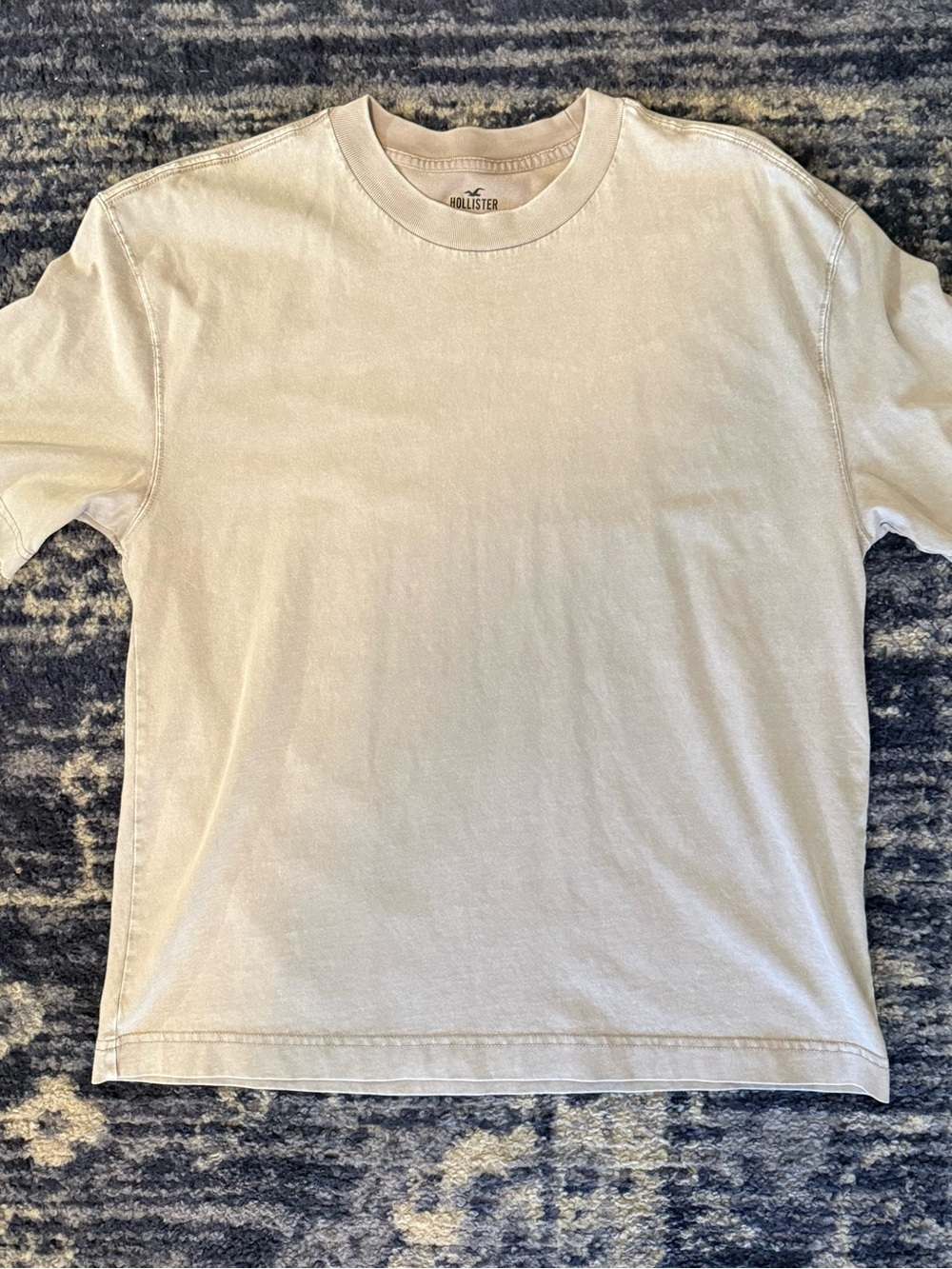 Hollister Men's Light Cream and Fog Blue Boxy Cropped Tees